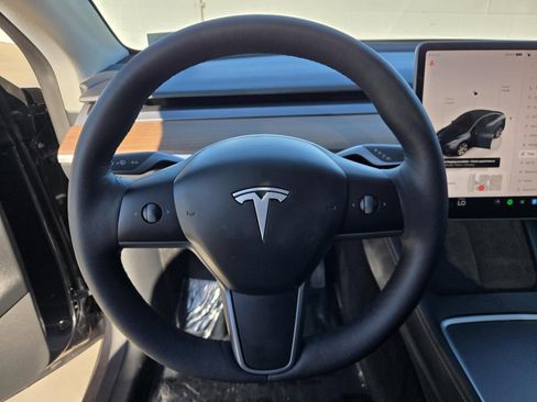 Used 2024 Tesla Model Y 2WD image 15