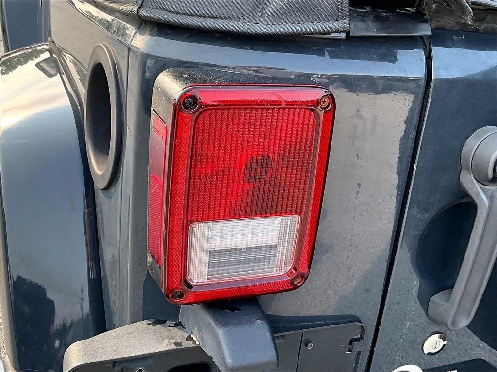 Used 2017 Jeep Wrangler Sahara w/ Connectivity Group AWD/4WD image 31