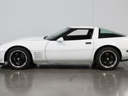 Used 1992 Chevrolet Corvette Coupe RWD image 32