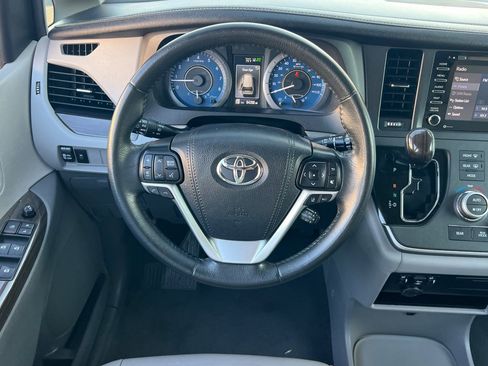 Used 2020 Toyota Sienna XLE image 14