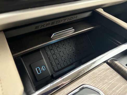 Used 2024 Ford Expedition Max Limited image 19