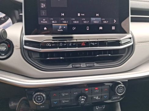 Used 2025 Jeep Compass Limited AWD/4WD image 15