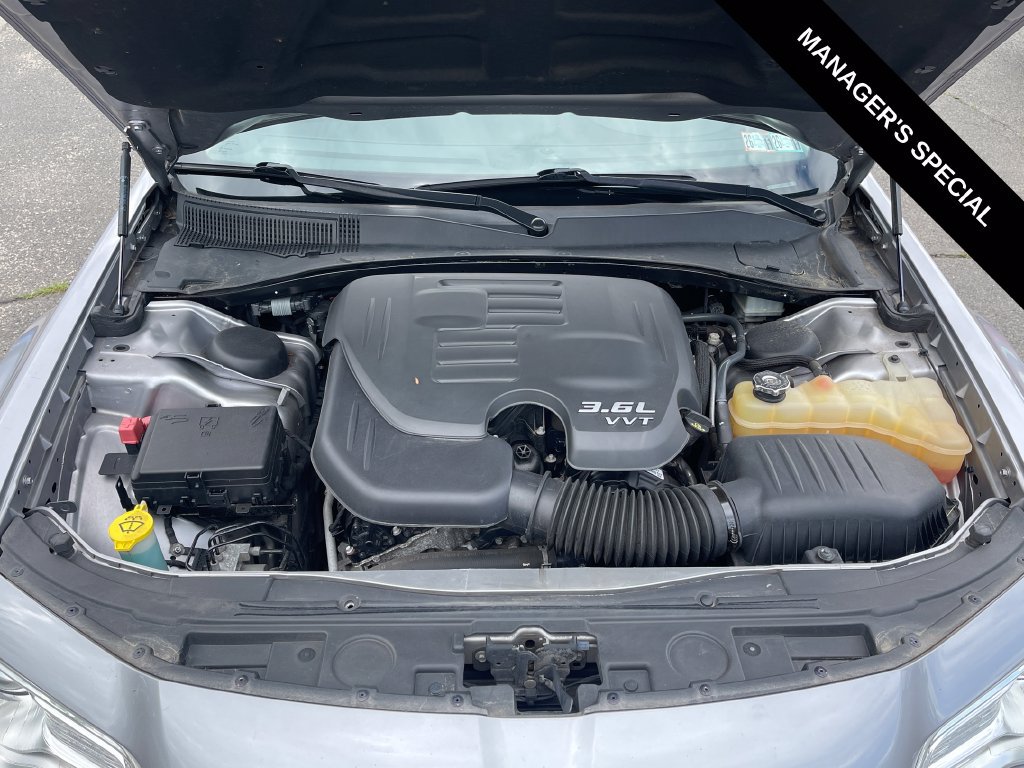 Used 2017 Chrysler 300 Limited RWD image 9