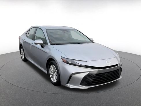 Used 2025 Toyota Camry LE image 3