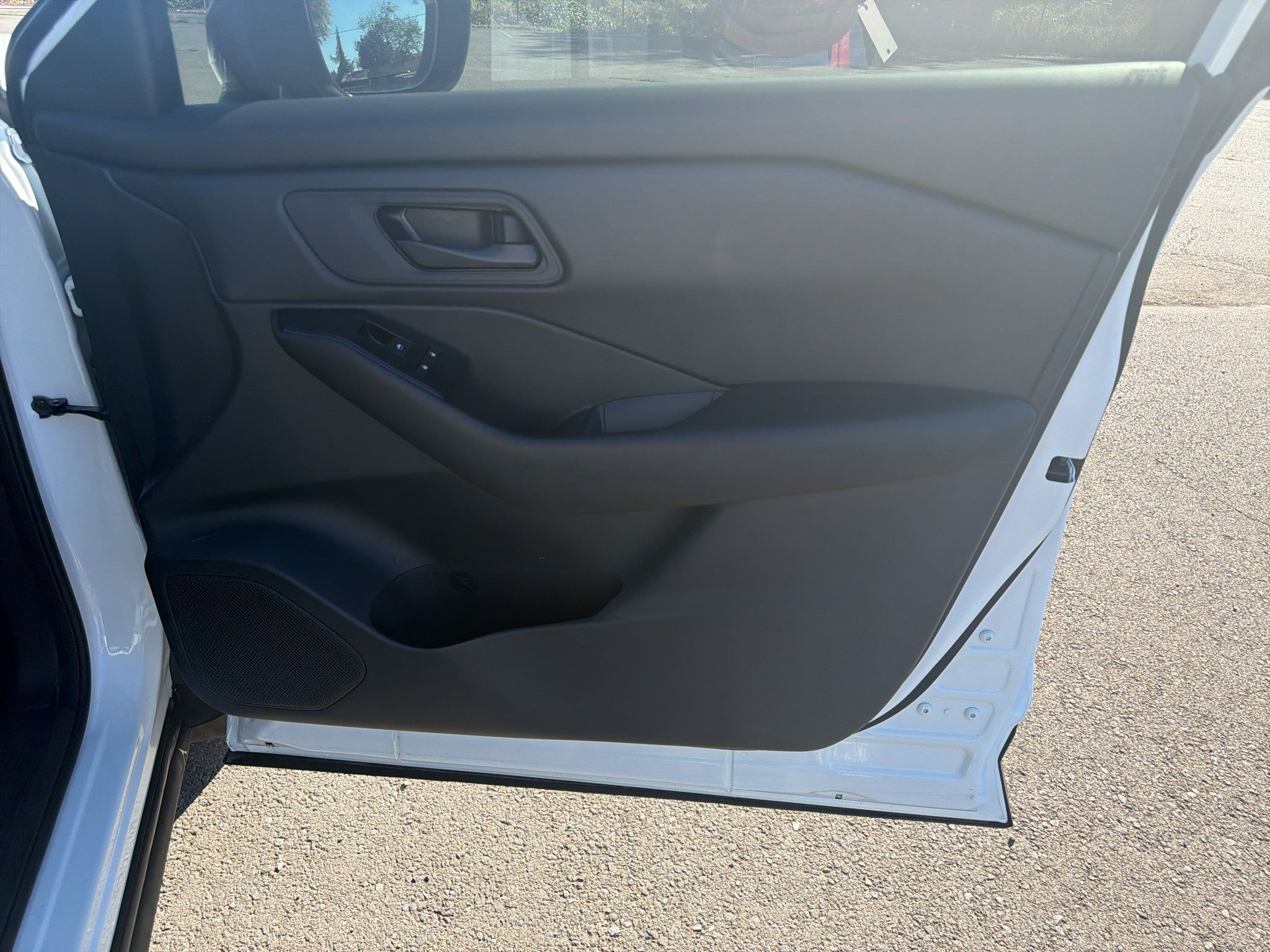 Used 2025 Nissan Rogue S AWD/4WD image 30