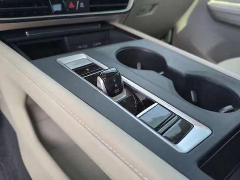 Used 2025 Volkswagen Atlas SE image 31