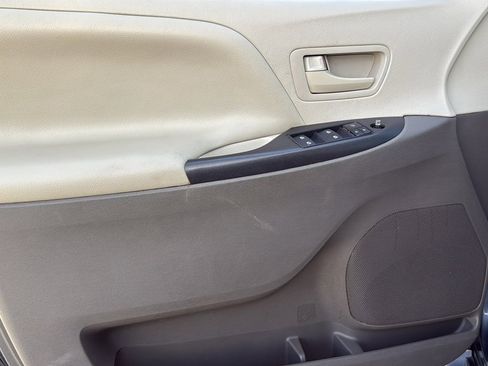 Used 2017 Toyota Sienna L image 11