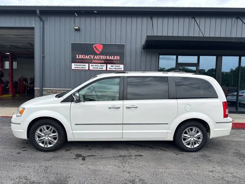 Used 2008 Chrysler Town & Country Limited w/ Entertainment Group #3 FWD image 2