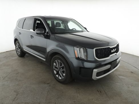 Used 2024 Kia Telluride LX image 3
