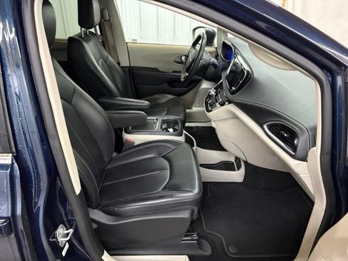 Used 2023 Chrysler Pacifica Touring-L FWD image 21