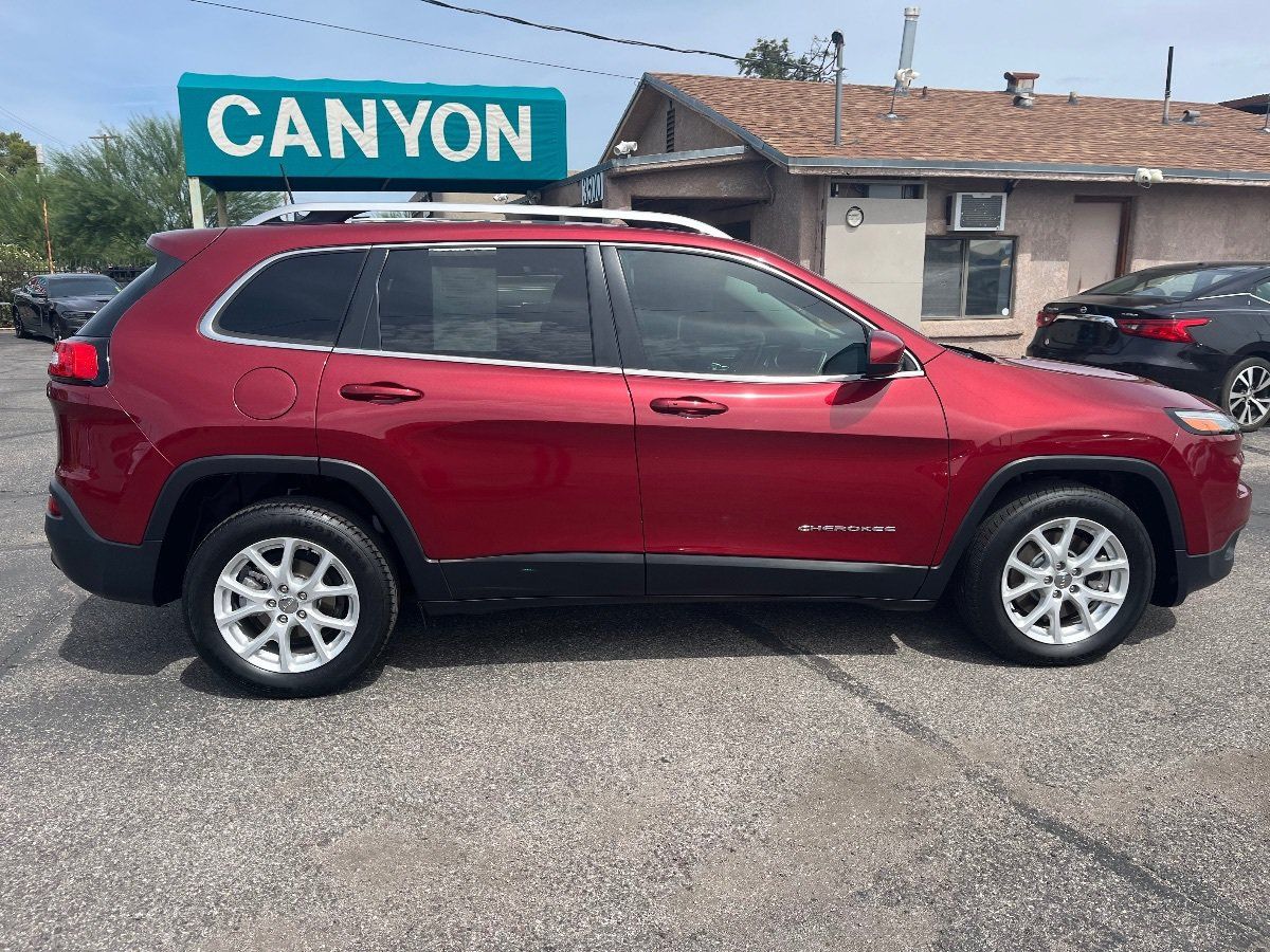 Used 2017 Jeep Cherokee Latitude w/ Comfort/Convenience Group FWD image 3