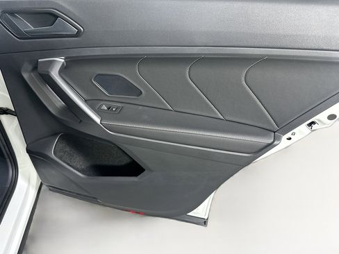 Used 2024 Volkswagen Tiguan SE image 30