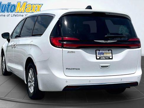 Used 2024 Chrysler Pacifica Touring-L FWD image 5