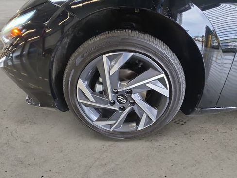 Used 2025 Hyundai Elantra SEL FWD image 14