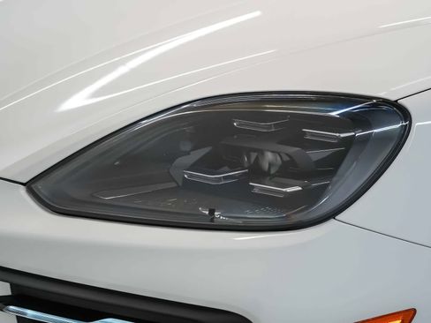Used 2024 Porsche Cayenne AWD/4WD image 12
