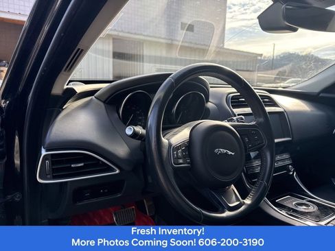 Used 2019 Jaguar XE Premium image 10