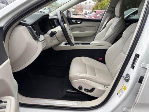 Used 2023 Volvo XC60 B5 Plus image 4