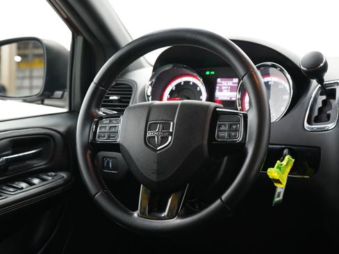 Used 2019 Dodge Grand Caravan SXT w/ Blacktop Package FWD image 16