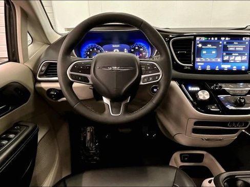 Used 2023 Chrysler Pacifica Touring-L FWD image 6