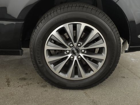 Used 2017 Lincoln Navigator Select image 2