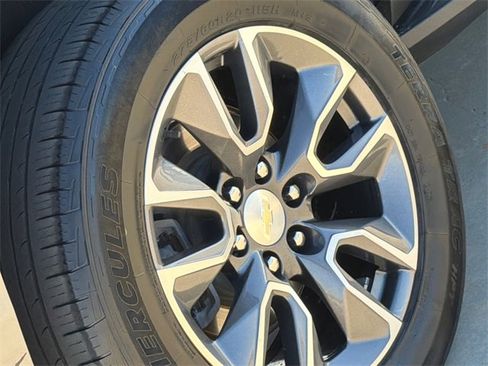 Used 2021 Chevrolet Suburban LT image 9