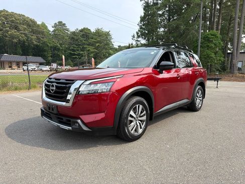 Used 2022 Nissan Pathfinder SL AWD/4WD image 2
