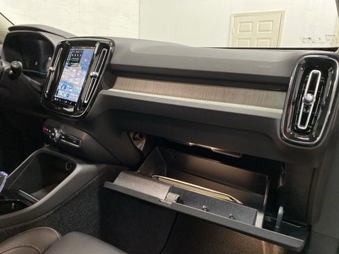 Used 2025 Volvo XC40 B5 Plus image 85