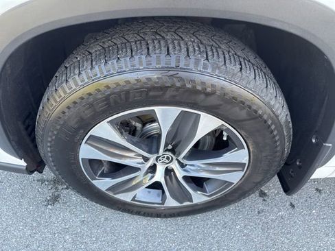 Used 2022 Toyota Highlander XLE AWD/4WD image 12