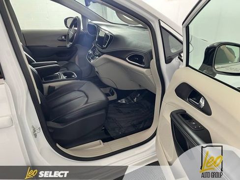 Used 2024 Chrysler Pacifica Touring-L AWD/4WD image 16