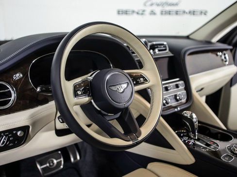 Used 2021 Bentley Bentayga image 21