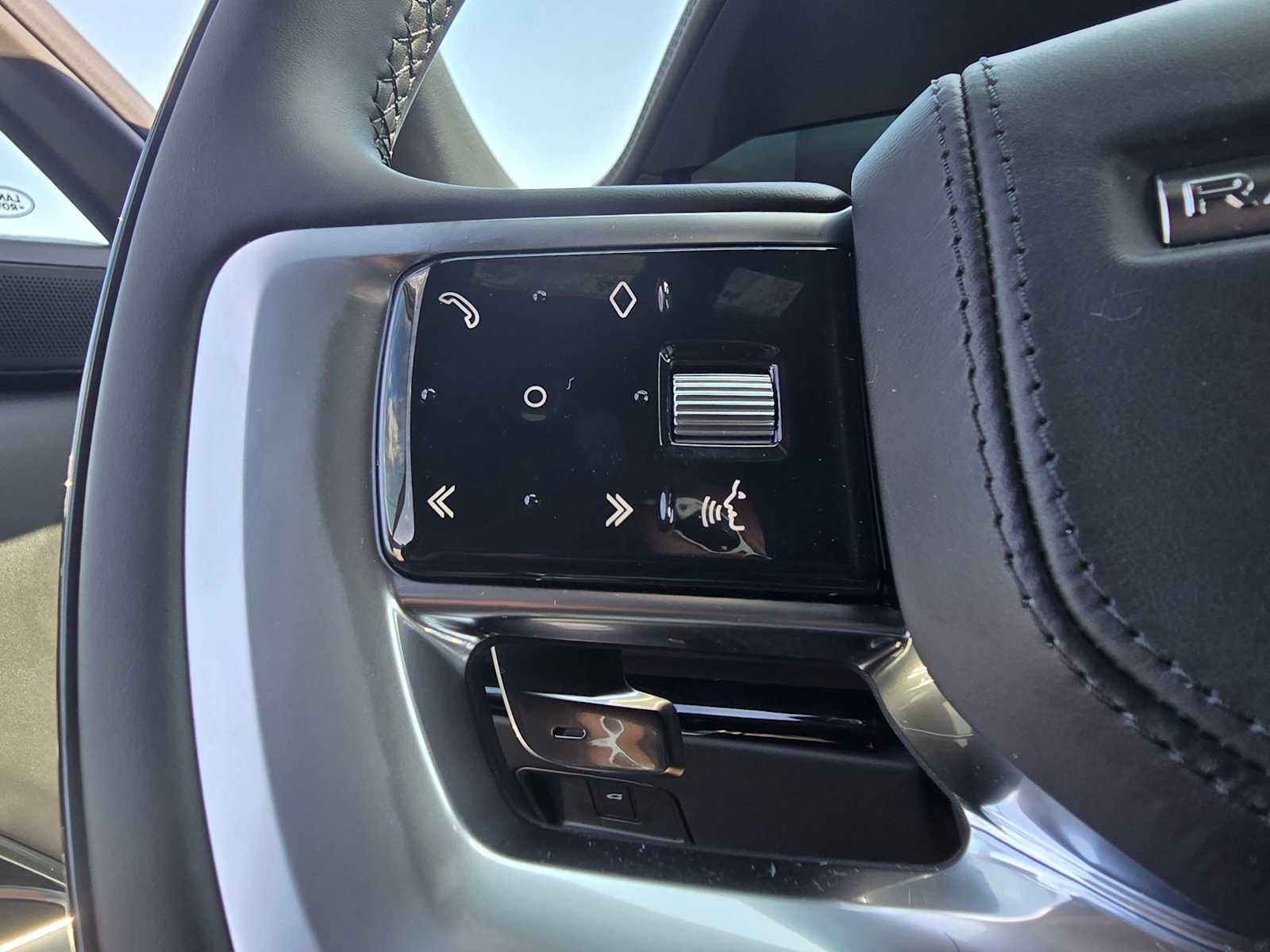 New 2025 Land Rover Range Rover SE AWD/4WD image 32