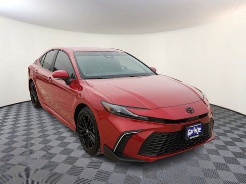 Used 2025 Toyota Camry SE image 6