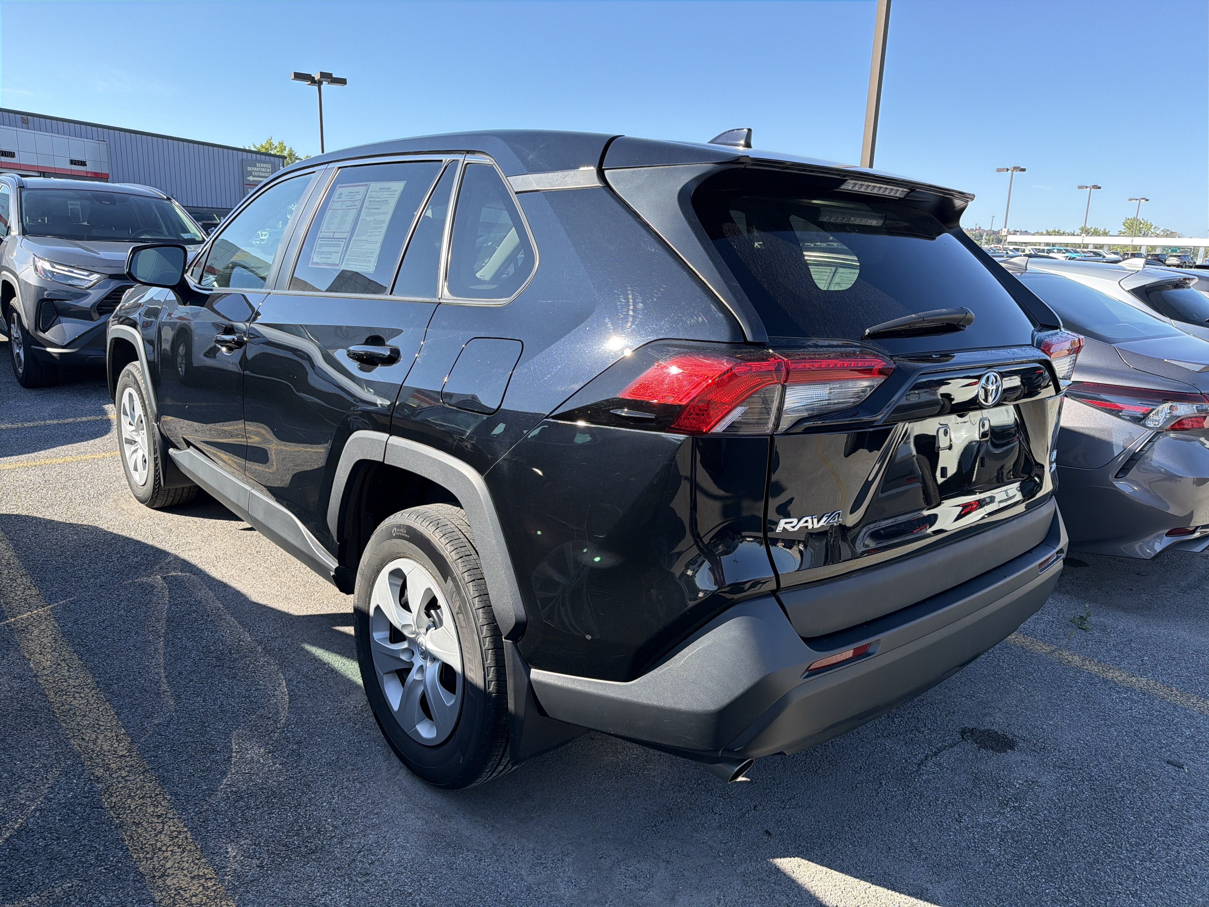 Used 2023 Toyota RAV4 LE AWD/4WD image 5