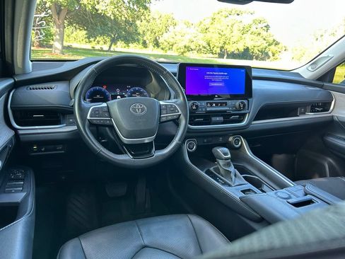 Used 2024 Toyota Grand Highlander AWD image 13