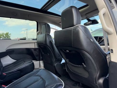 Used 2023 Chrysler Pacifica Limited FWD image 23