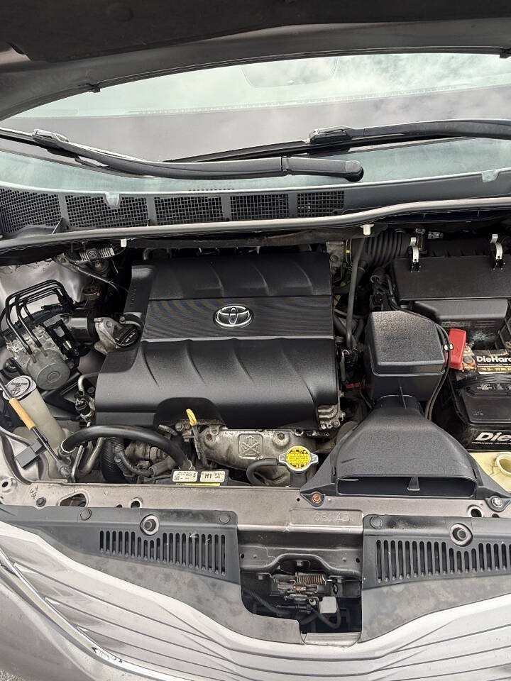 Used 2015 Toyota Sienna XLE w/ XLE Navigation Package FWD image 16