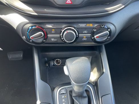 Used 2025 Kia Soul LX w/ LX Technology Package FWD image 9