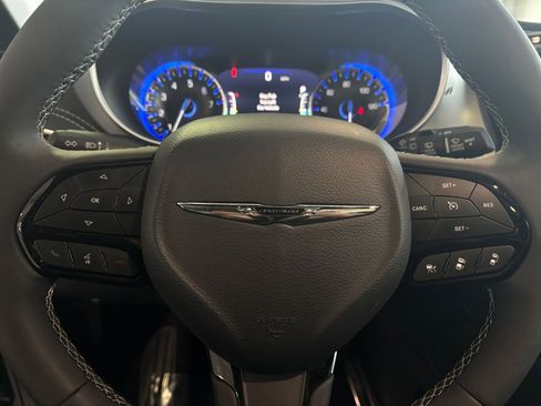 Used 2025 Chrysler Pacifica Limited image 36