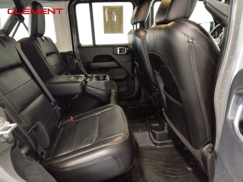 Used 2019 Jeep Wrangler Unlimited Sahara image 34