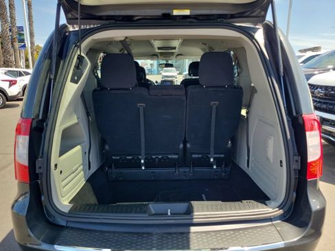 Used 2012 Chrysler Town & Country Touring FWD image 18