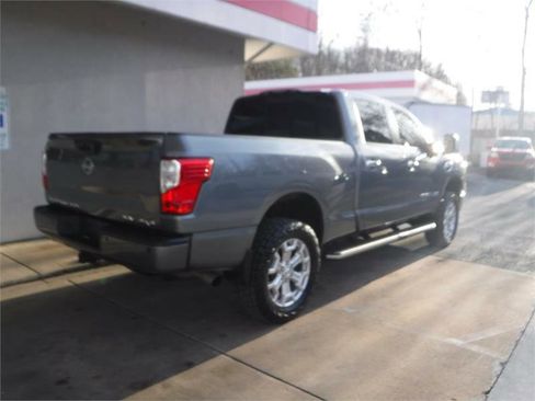 Used 2018 Nissan Titan SV w/ SV Convenience Package image 3