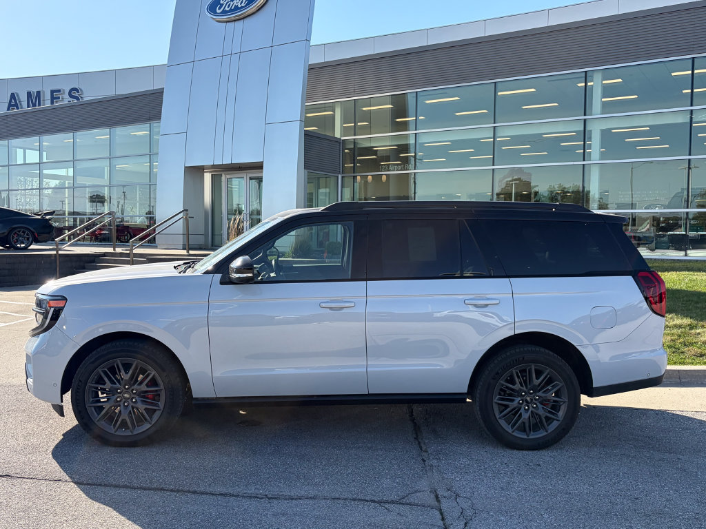 Used 2025 Ford Expedition Platinum w/ Stealth Performance Package AWD/4WD image 3