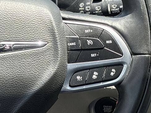 Used 2022 Chrysler Pacifica Limited FWD image 24