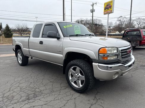 Used 2006 GMC Sierra 2500 SLT w/ Heavy-Duty Power Package image 3
