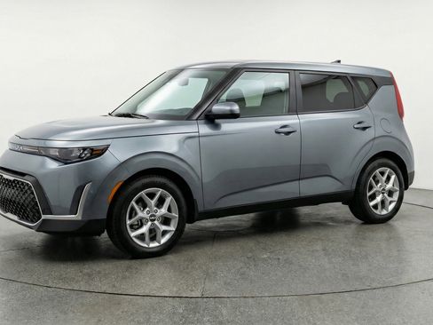 Used 2025 Kia Soul LX w/ LX Technology Package image 3
