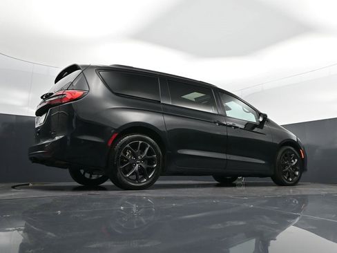 Used 2022 Chrysler Pacifica Limited w/ Uconnect Theater Family Group image 43