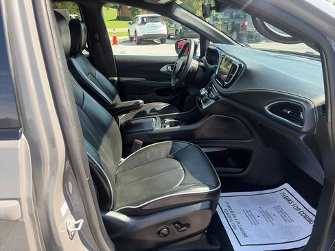 Used 2025 Chrysler Pacifica Limited FWD image 45