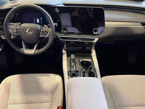 Certified 2025 Lexus RX 350h w/ Kick Sensor & Tow Package image 10