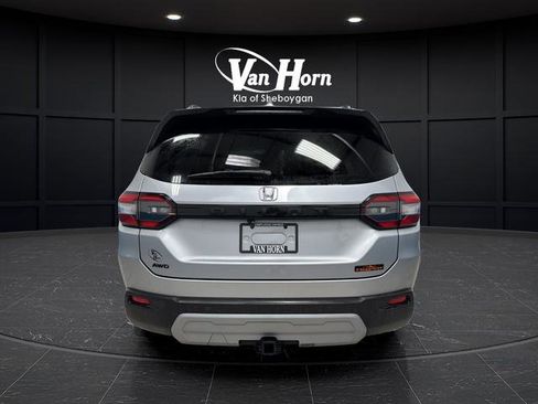 Used 2025 Honda Pilot TrailSport image 4