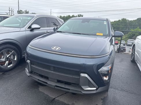 Used 2024 Hyundai Kona SE FWD image 2